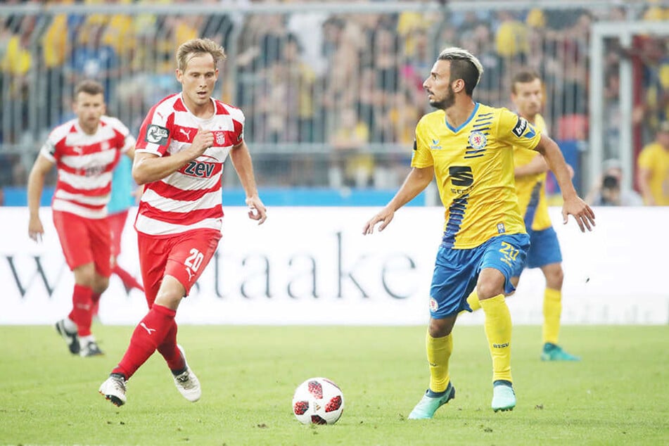 René Lange (l.) hat wohl die besten Aussichten, Samstag gegen den SV Meppen als Linksaußen der Zwickauer aufzulaufen. Hier läuft er Braunschweigs Ivan Franjic (r.) an.