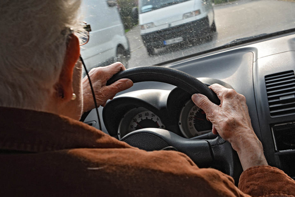 Misslungenes Manöver: Beim Ausparken fuhr eine 69-jährige Hallenserin ihrem Ehemann über den Fuß (Symbolbild).