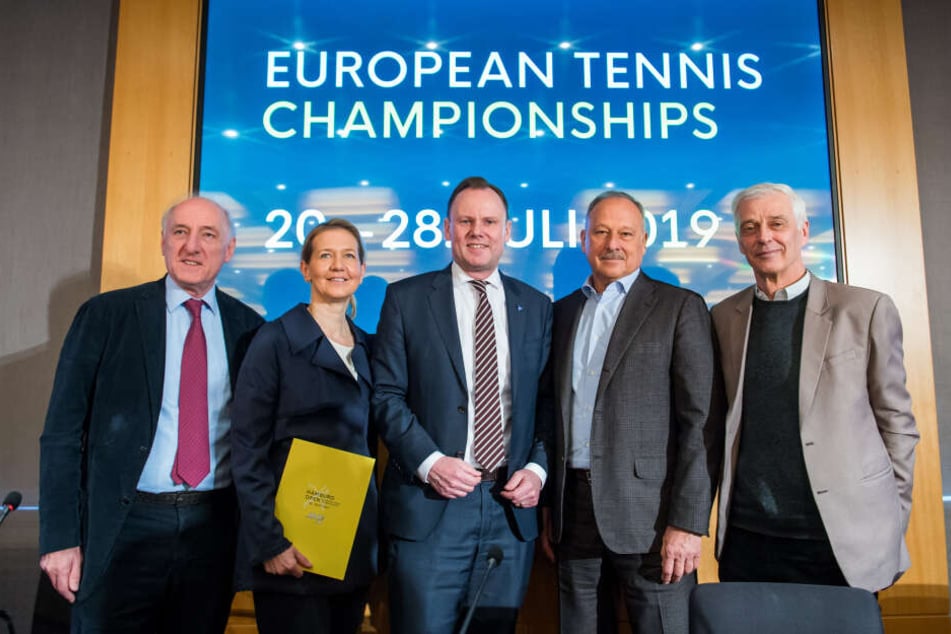 (vlnr.) Peter-Michael Reichel, Veranstalter der European Tennis Championships in Hamburg, Sandra Reichel, seine Tochter und Turnierdirektorin, Andy Grote (SPD), Innen- und Sportsenator von Hamburg, Vladimir Dmitriev, Präsident von Tennis Europe und Klaus