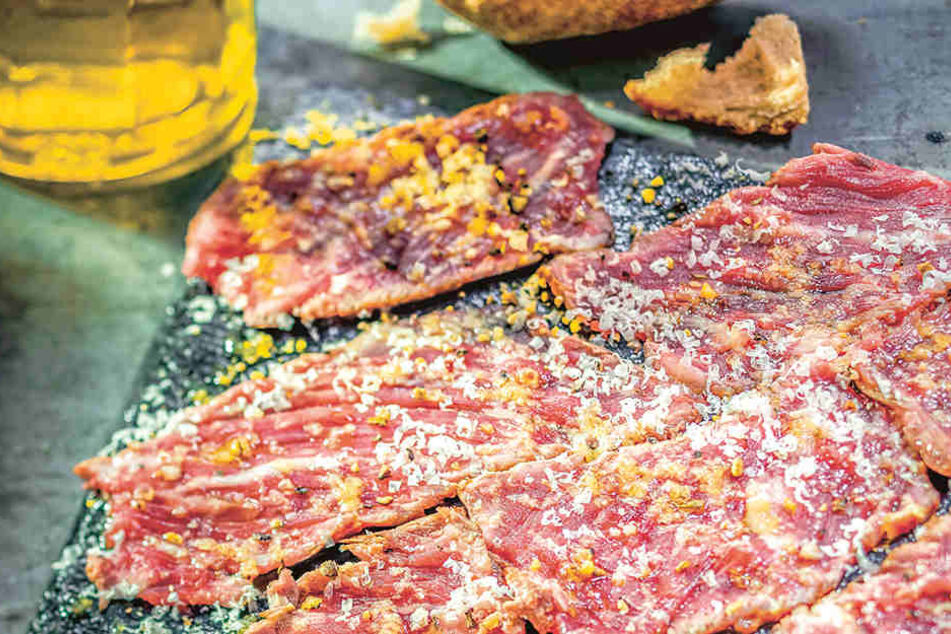 Auch in fertig mariniertem Grillfleisch stecken unzählige E-Stoffe - also lieber selbst marinieren.