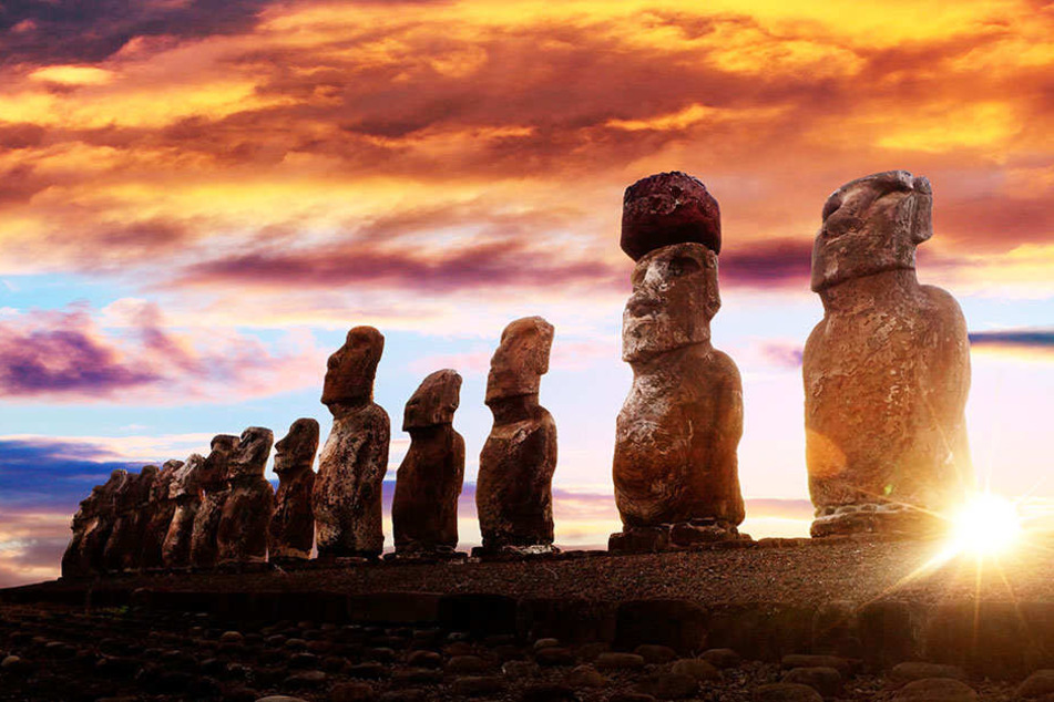 Knacken Sie das Rätsel der Steinstatuen? Die Moais stehen aufgereiht an den Küsten von Rapa Nui, stellen immer nur Männer mit großen Köpfen dar.