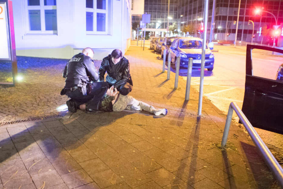 Zwei Beamte der Polizei Hamburg nehmen den mutmaßlichen Schützen fest.