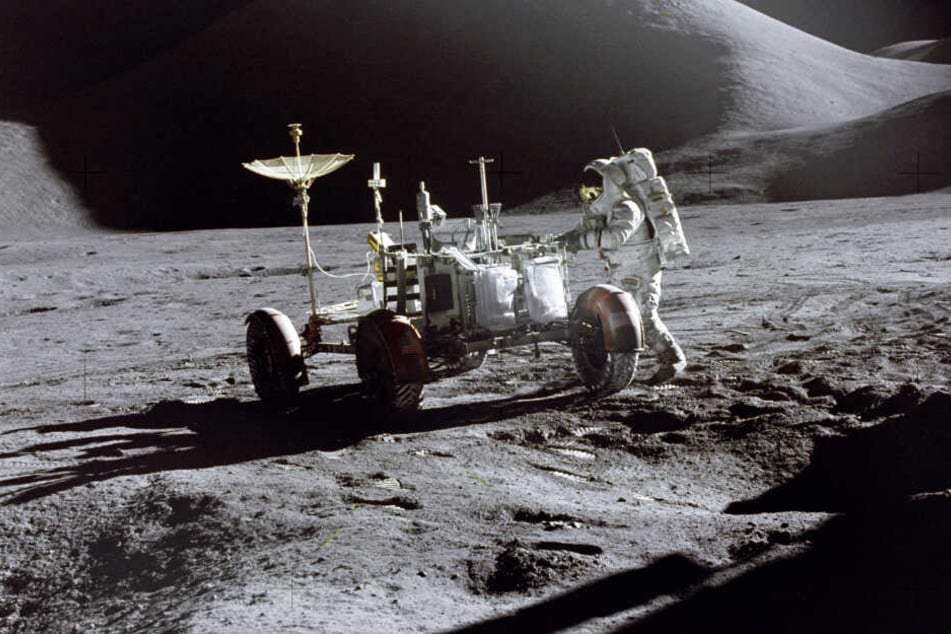 Einer der Schmuggler: US-Astronaut James B. Irwin steht Ende Juli 1971 neben dem "Mondauto" während der Apollo 15 Mission.