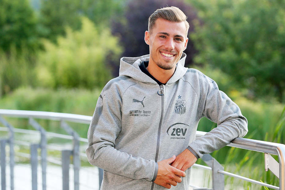 Entspannt posiert der 23-Jährige im Trainingslager im FSV-Kapuzenpulli.