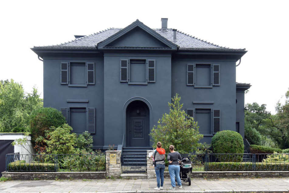 In einer Nacht-und-Nebel-Aktion hatte der Künstler Andreas Sarow die Villa schwarz anstreichen lassen.