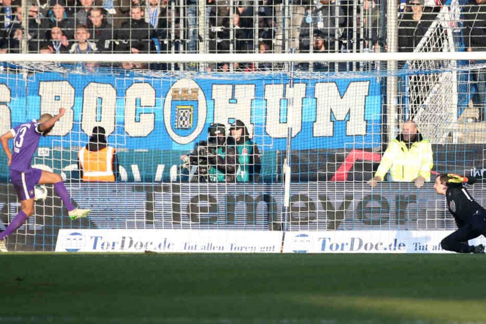 Klassisches Eigentor: Louis Samson (Nummer 13) drückt den Ball versehentlich ins eigene Tor.