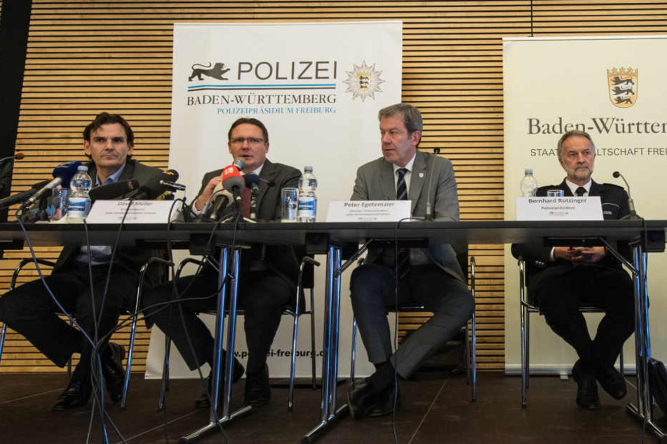 Leiter des Kriminaltechnischen Institutes des Landeskriminalamtes Baden-Württemberg, David Müller, Leiter der Sonderkommission Dreisam, Peter Egetemaier, Leiter der Kriminaldirektion, Bernhard Rotzinger und Polizeipräsident, Dieter Inhofer.