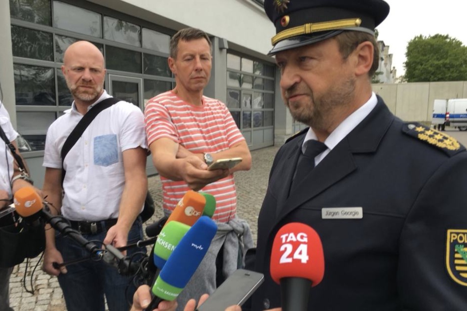 Landespolizeipräsident Jürgen Georgie vor Journalisten.