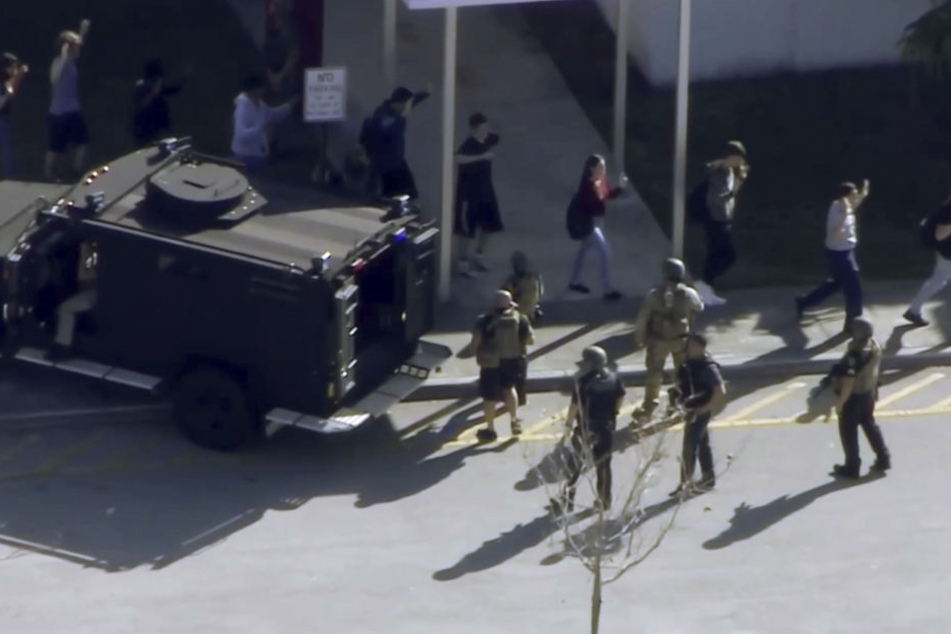 Das Videobild von WPLG-TV zeigt wie Schüler der Marjory Stoneman Douglas High School evakuiert werden.