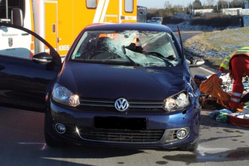 Die Scheibe knallte auf die Motorhaube eines VW Golf. Splitterstücke durchschlugen die Frontscheibe, verletzten die 37-jährige Fahrerin schwer am Kopf.