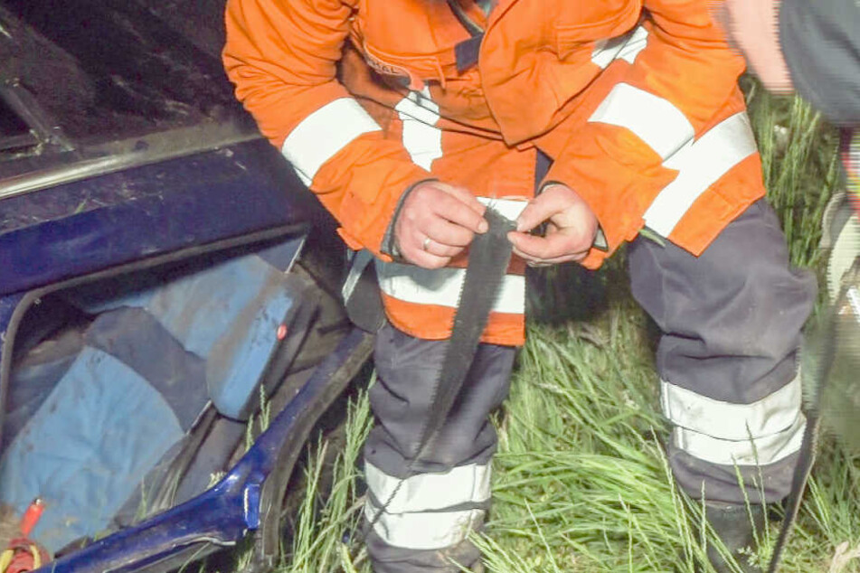 Die Feuerwehr begutachtet den gerissenen Gurt an der Unfallstelle.