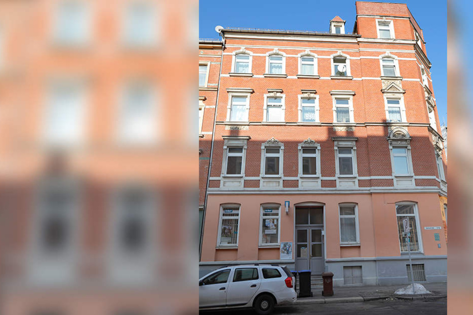 In diesem Haus stach ein Mann (47) eine Hausbewohnerin (30) nieder.