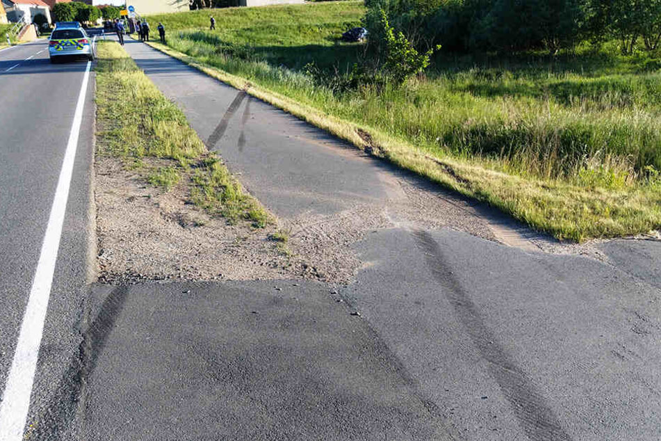 Höchstwahrscheinlich mit zu hoher Geschwindigkeit kam der Ford-Fahrer von der Straße ab und überschlug sich auf einer Wiese.