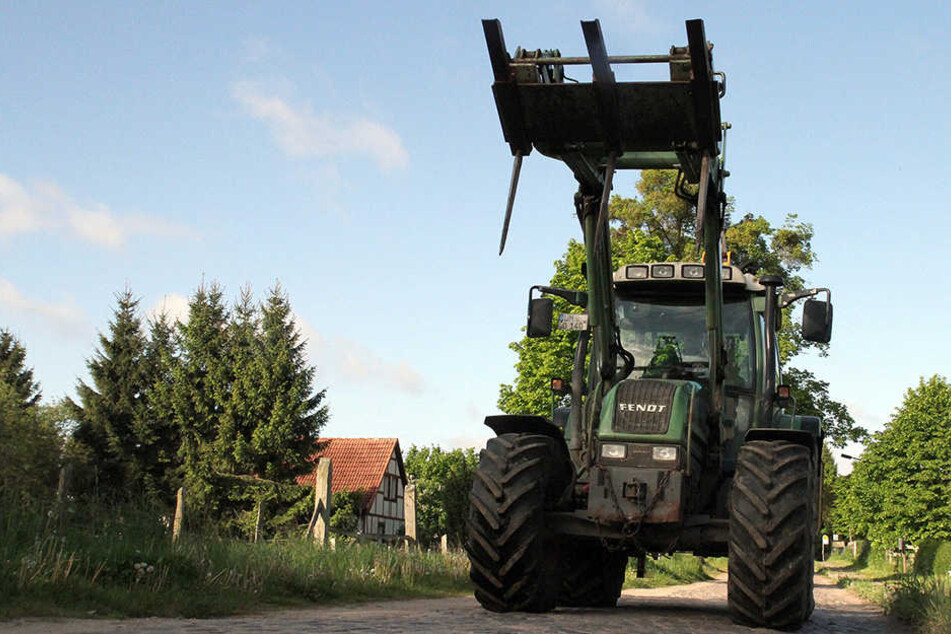 In Österreich wurde eine Zweijährige von einem Traktor überrollt. (Symbolbild)