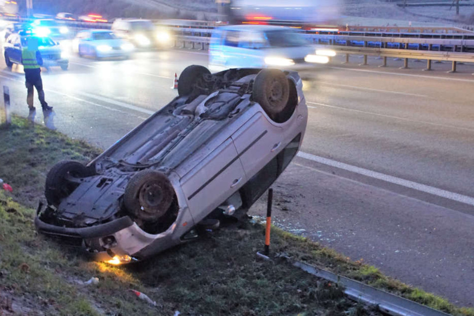 Das Auto hatte sich auf der Autobahn überschlagen.