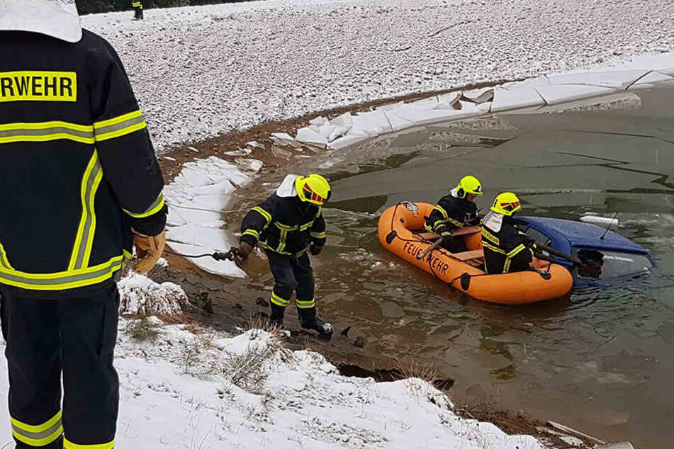 Eine 33-Jährige ist mit ihrem Skoda bei Treuen in einem Regenrückhaltebecken gelandet.