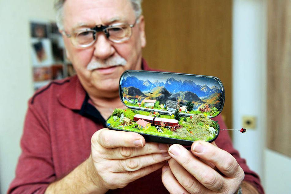 Heinz Jüttner (64) hat ein feines Auge. Und ruhige Hände: Hier zauberte er eine kleine Modellbahn in ein Brillenetui.