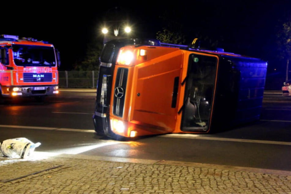 Mercedes G63 AMG landete in der vergangenen Nacht in Berlin auf der Seite.