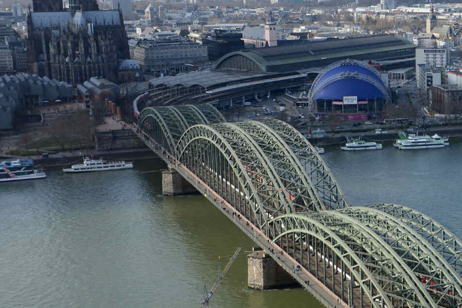 Die Kölner Hohenzollernbrücke könnte eine neue Rampe bekommen.