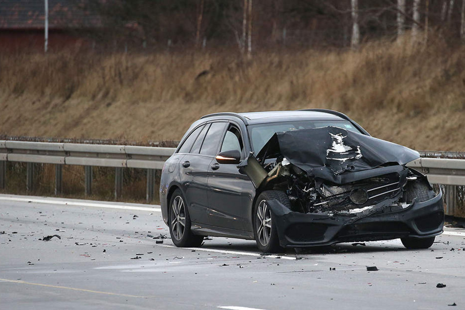 Der Mercedes ist auf der A4 mit einen Transporter kollidiert.