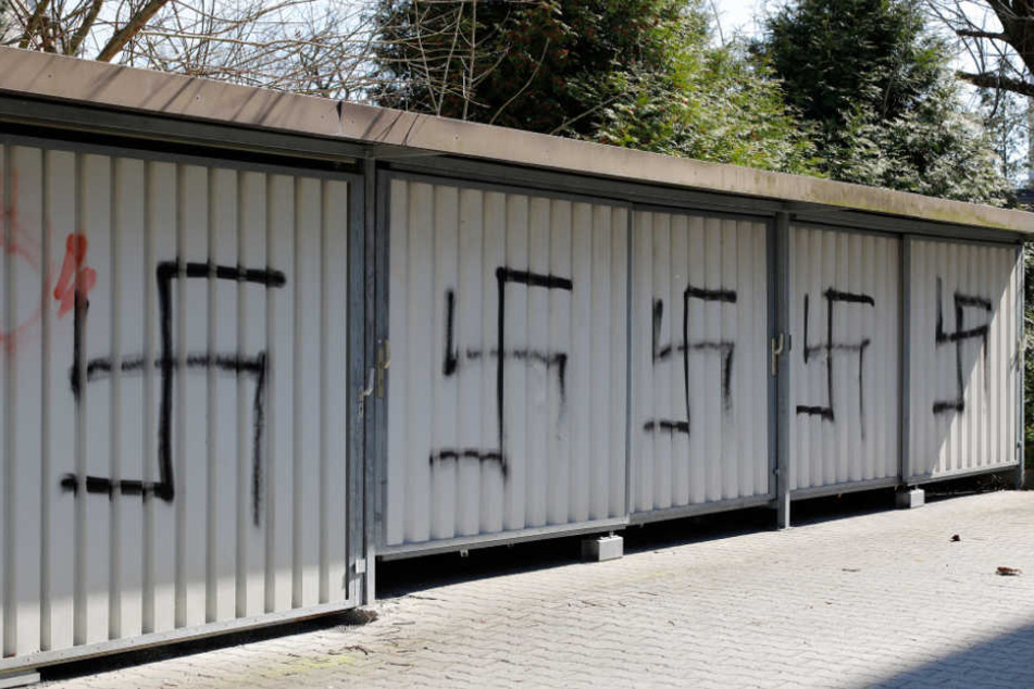 Auch die Garagen blieben von den Schmierern nicht verschont.