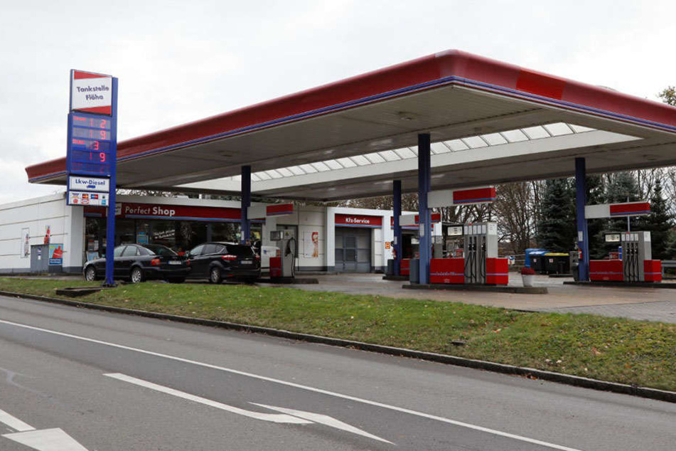Ein Maskierter bedrohte eine Mitarbeiterin der Tankstelle und forderte Bargeld.