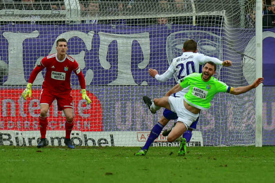 Marc Heider schmeißt den CFC-Kapitän Kevin Conrad klar über den Haufen. Doch die Pfeife des Schiedsrichters blieb stumm.