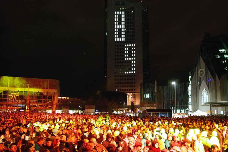 Etwa 15.000 Menschen versammelten sich am Montagabend auf dem Augustusplatz.