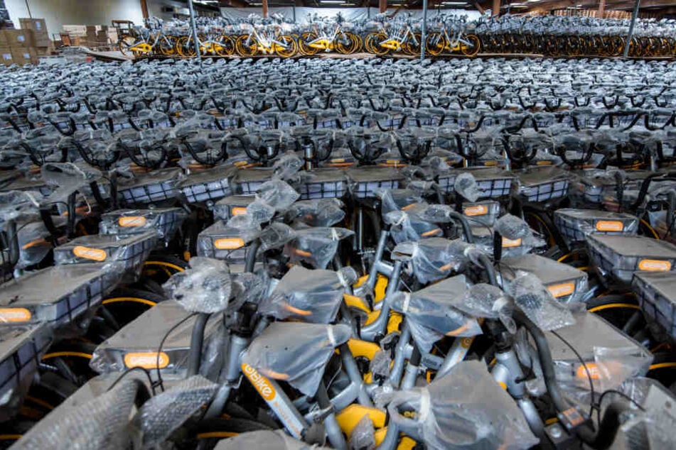Rund 10.000 Leihfahrräder des Anbieters Obike stehen in einer Lagerhalle in Barsbüttel.