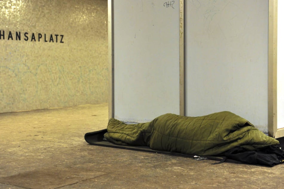 So wie hier im U-Bahnhof Hansaplatz suchen viele Obdachlose im Winter ein warmes Plätzchen für die Nacht in Berlin. (Archiv)