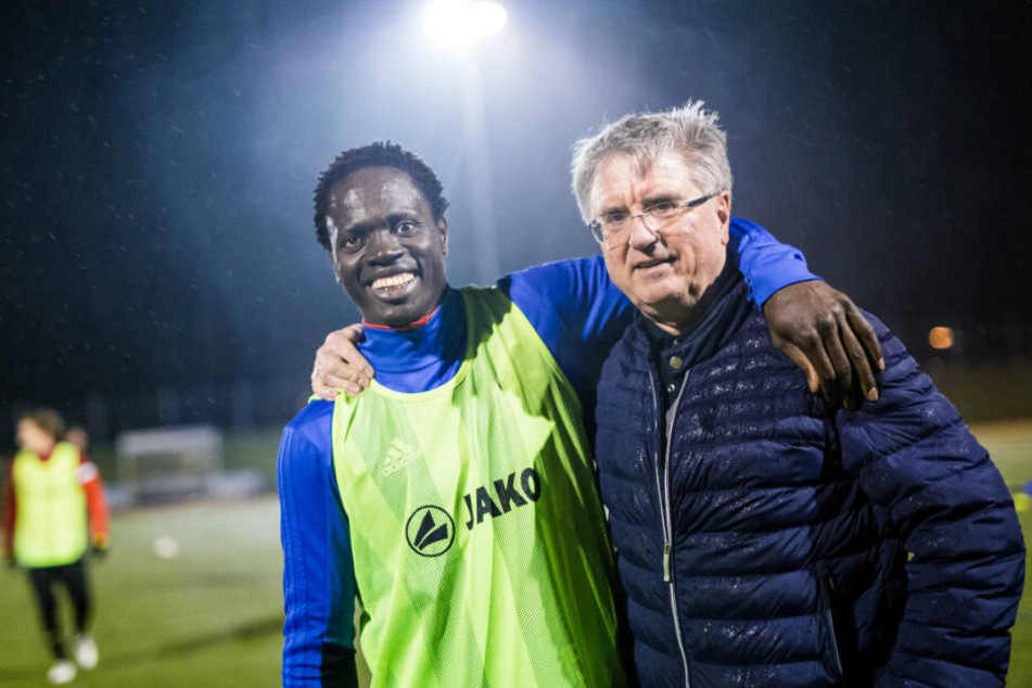 Kebba Manneh (links im Bild) steht mit dem 1. Vorsitzenden des SC Lauchringen, Thomas Kummer auf dem Fußballplatz.