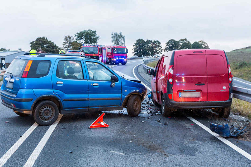 Die beiden Fahrzeugführer mussten nach dem heftigen Aufprall ins Krankenhaus.