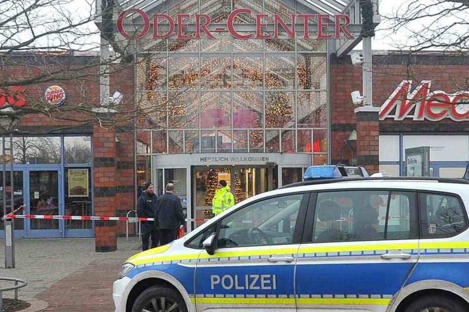 Die Polizei evakuierte ein Einkaufszentrum in Schwedt.