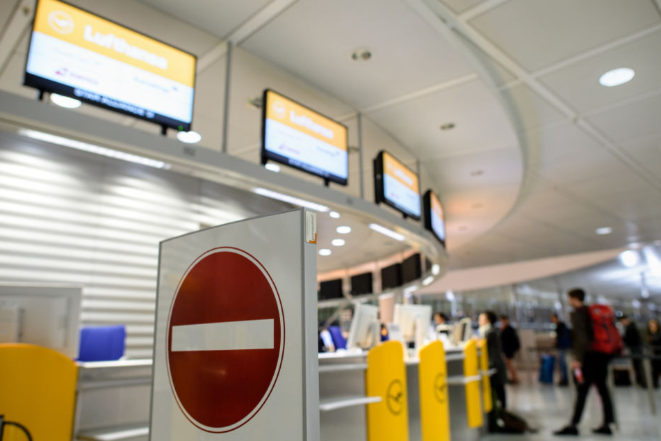 Der Mann wollte mit der Reisetasche vom Münchner Flughafen abfliegen. (Archivbild)