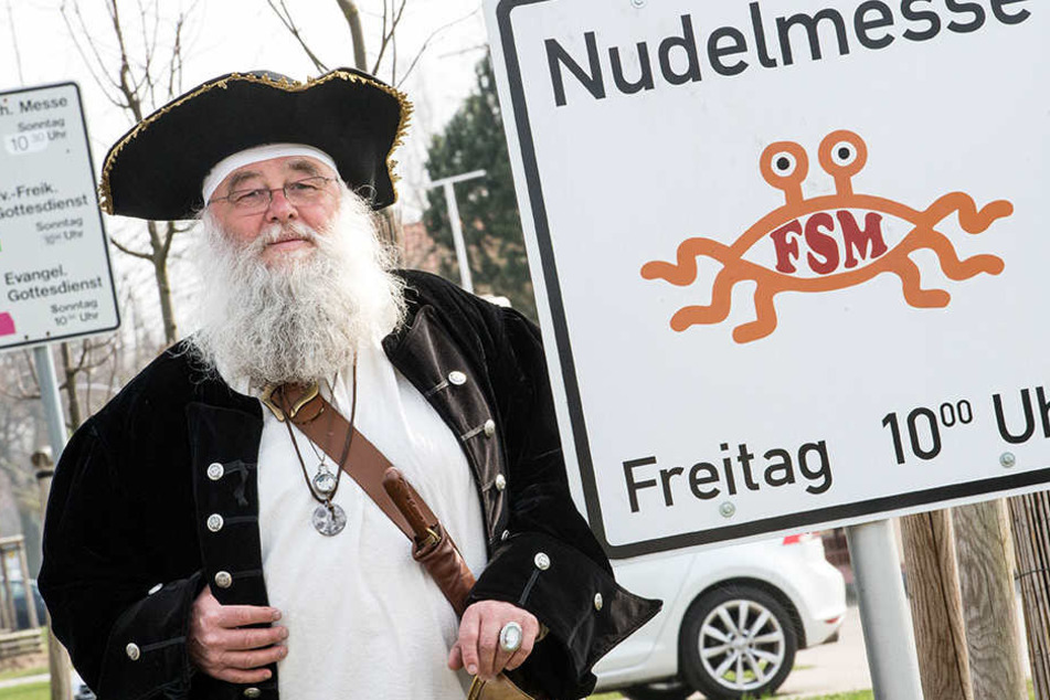 Spaghetti-Gläubiger Rüdiger Weida neben dem Hinweisschild zur "Nudelmesse".