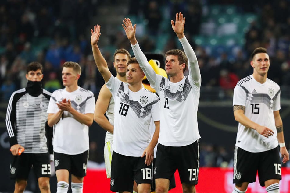 Joshua Kimmich (Dritter von r.), Thomas Müller (Zweiter von r.) und Co. konnten sich über einen klaren 3:0-Sieg gegen Russland freuen und Selbstvertrauen für das Spiel gegen die Niederlande tanken.