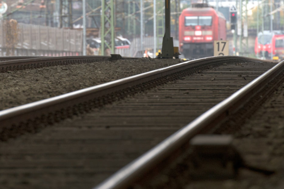 Ein Regionalzug hat bei Freiberg ein Mädchen angefahren.
