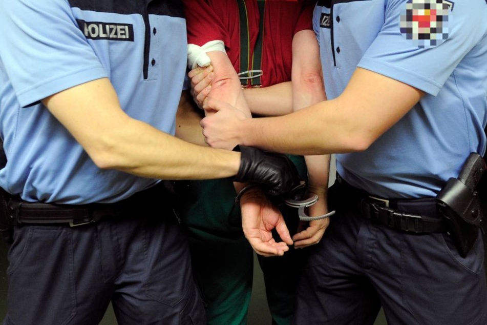 Die beiden Männer wurden noch vor ihrer Aussage festgenommen. (Symbolbild)