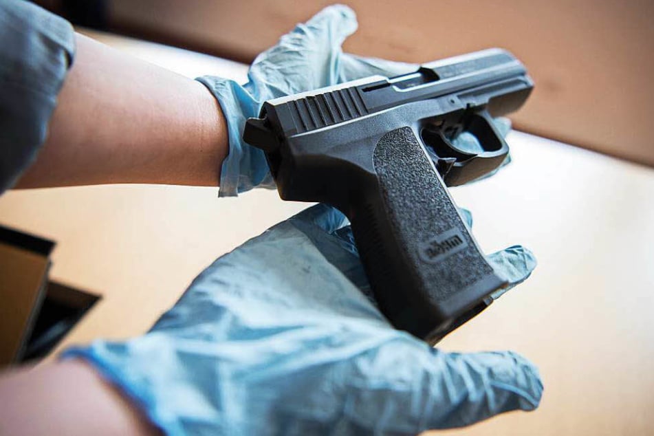 Die Waffe lag nach Polizeiangaben einfach ungesichert in einem Zimmer herum. (Symbolbild)