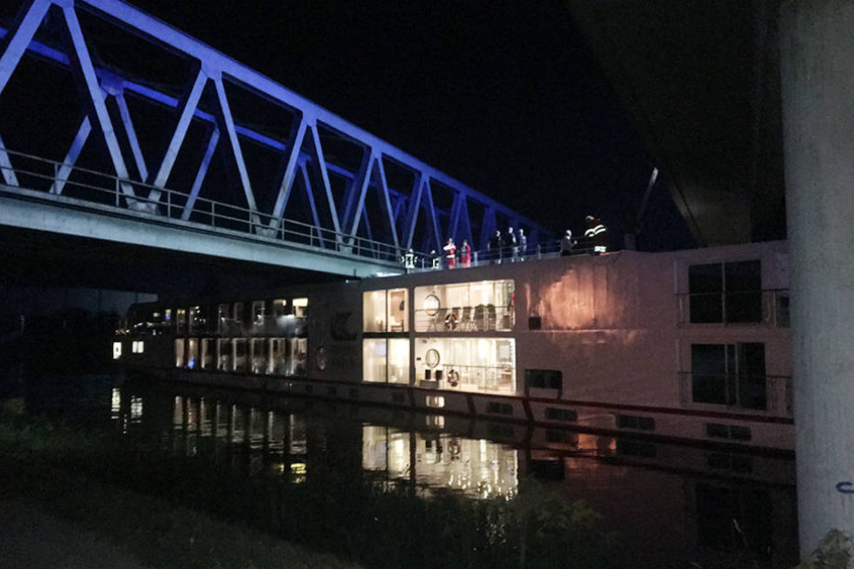Das Schiff steckt unter der Brücke fest.