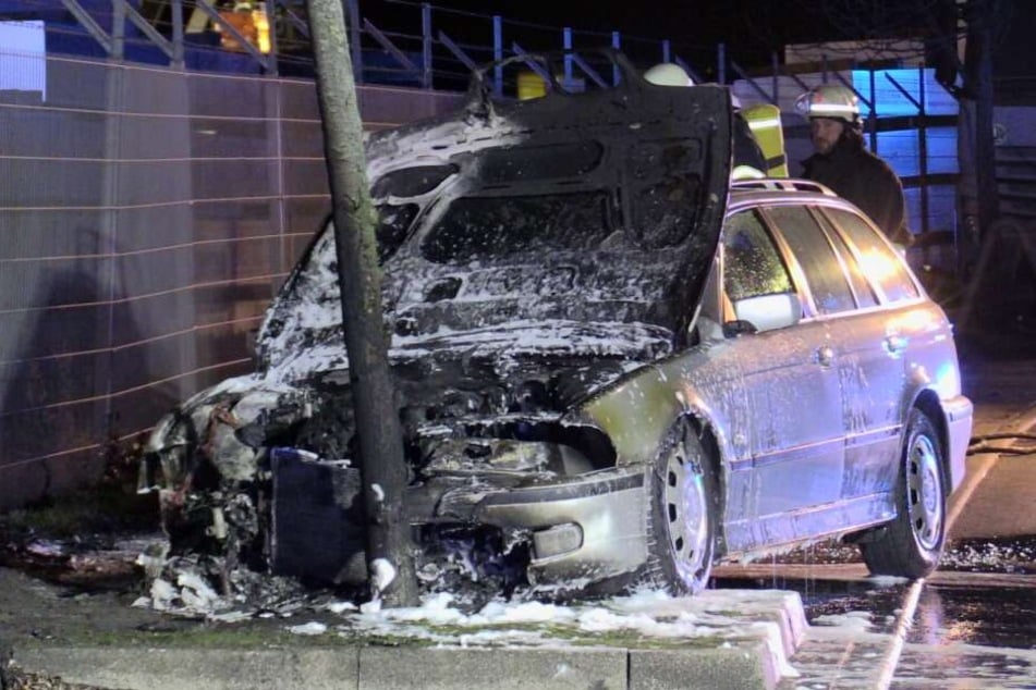 Der BMW 520i fing während der Fahrt Feuer.