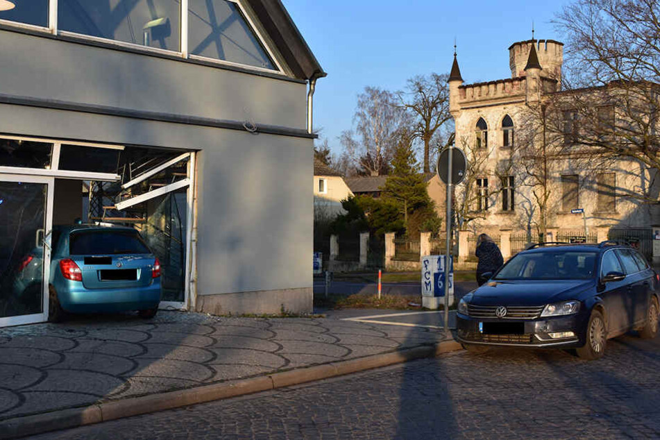 Die Frau verlor die Kontrolle über ihren Wagen und rauschte in das Gebäude.