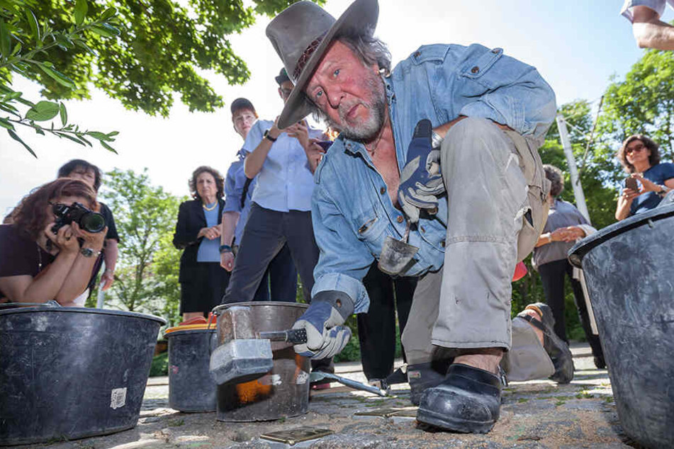 Künstler Gunter Demnig (70) verlegt heute 25 Stolpersteine in Dresden.