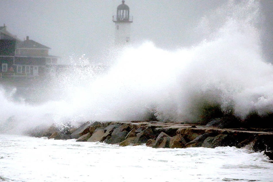 Scituate: Wellen brechen am Uferdamm in der Nähe des Scituate Leuchtturms.