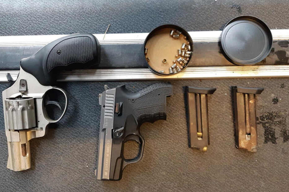 Auf der B178 wurde ein Autofahrer mit diesen verbotenen Schusswaffen erwischt.