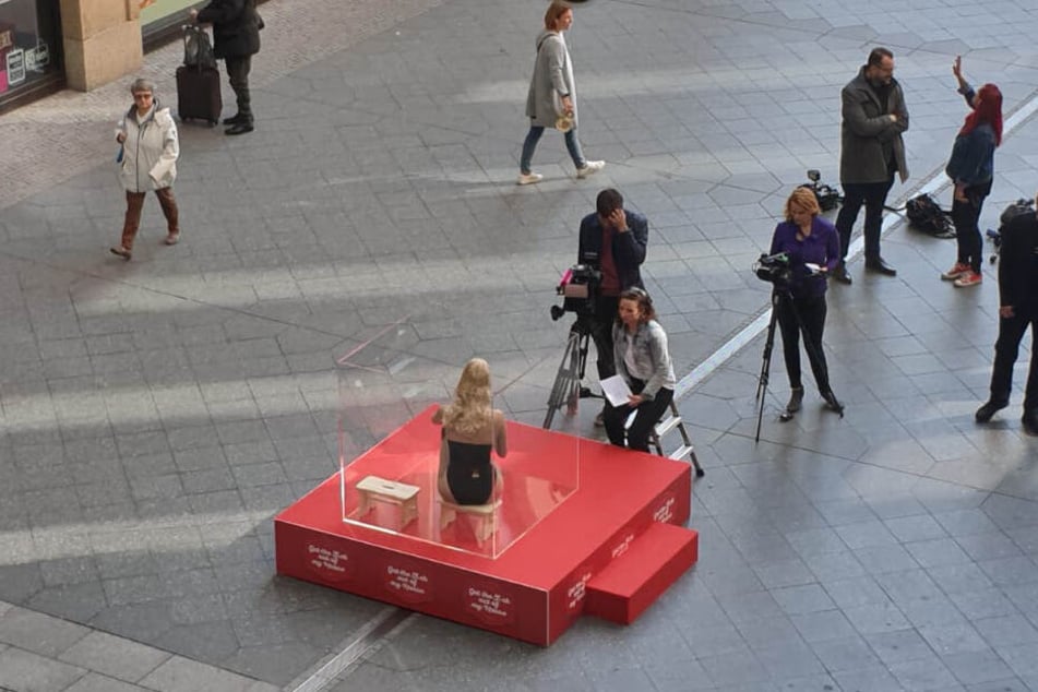 Die verdutzten Blicke der Einkaufszentrums-Besucher brachten die Berlinerin nicht aus der Ruhe.