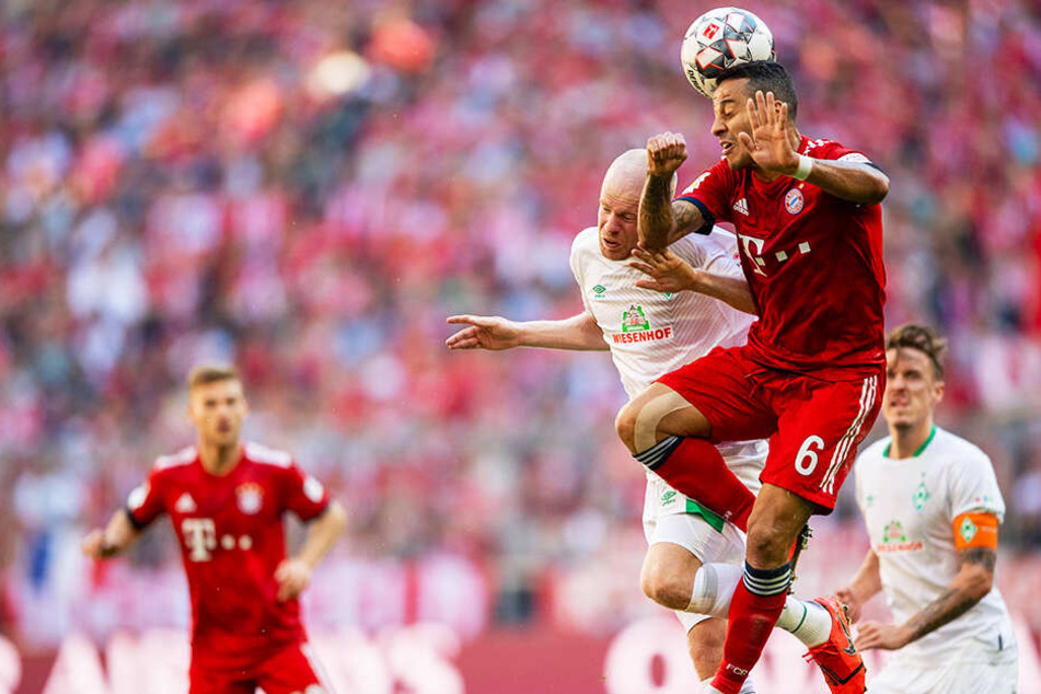 Sinnbildliches Bild der ersten Halbzeit: Bayerns Thiago Alcantara (Zweiter von rechts) und Bremens Davy Klaassen (Zweiter von links) schenkten sich keinen Zentimeter Platz.