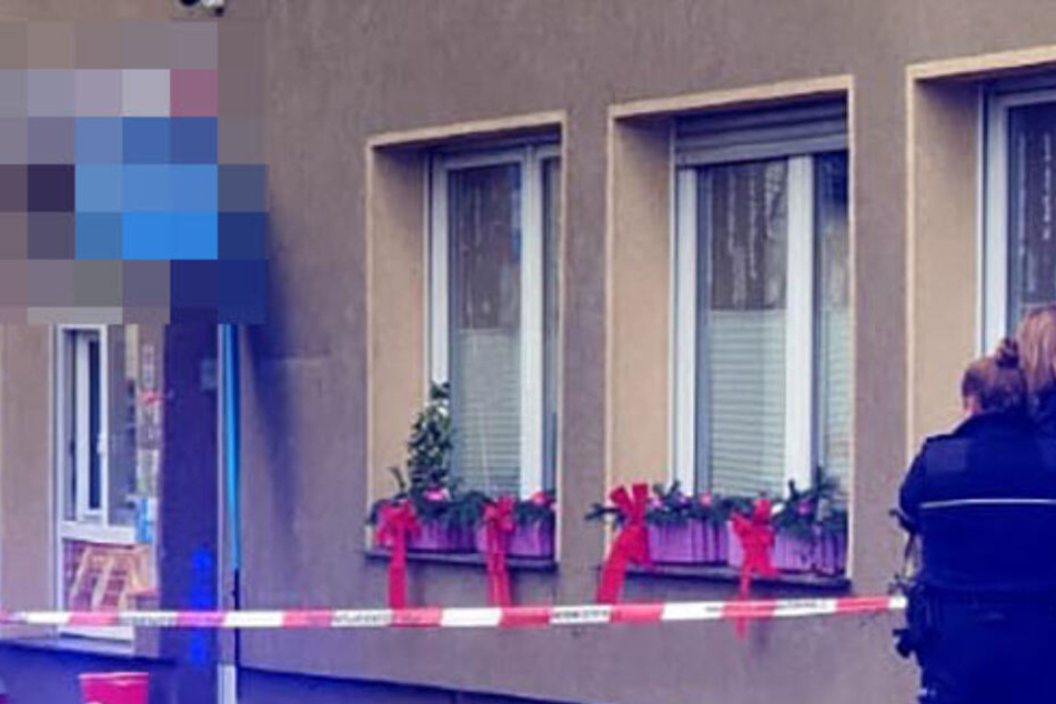 Aus einem Zimmer im ersten Stock soll das Kind auf den Gehweg gefallen sein. Wie konnte es dazu kommen?