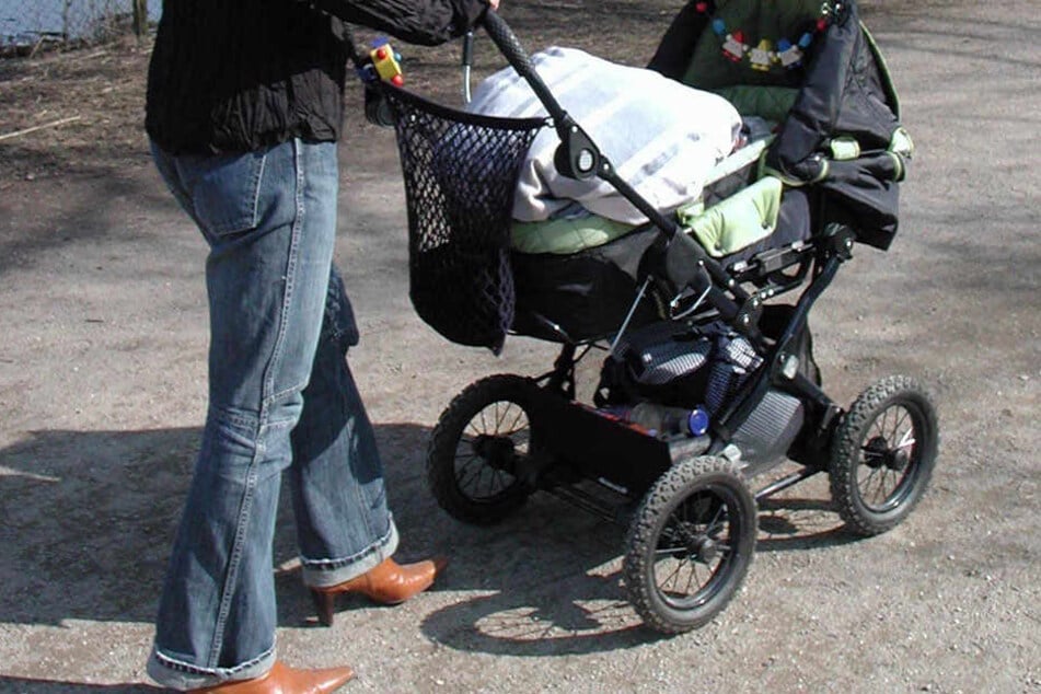Der Mann erwischte mit seinem Rad den Kinderwagen. Das brachte den Vater des 2-jährigen Kindes zum Ausraten.