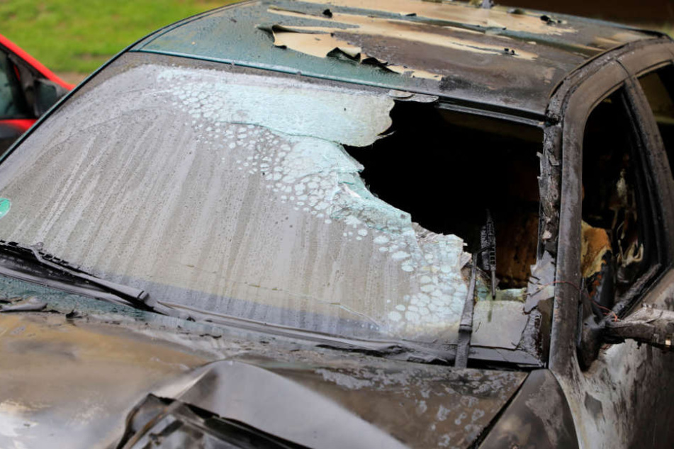Auch Autos wurden bei dem Brand beschädigt.